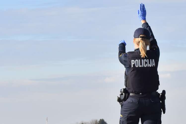Policijska kontrola pri nadziranju občinskih meja. Ustavno sodišče je pozneje presodilo, da je bilo njihovo zaprtje v nasprotju z ustavo.