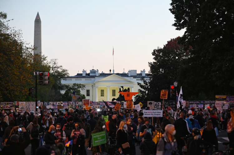 Zaradi razočaranja, ki bi lahko izbruhnilo po zmagi Trumpa ali Bidna, se številni bojijo izbruha nasilnih protestov.