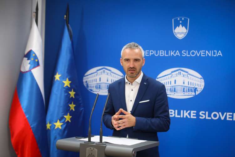 Konec septembra je Cigler Kralj izjavil, da "novih ukrepov v domovih za starejše za zdaj ne bo". "Ukrepi, ki so jih postavili v prvem valu, so dovolj," je ugotavljal minister. Nekaj tednov pozneje so razmere v domovih dokončno ušle nadzoru.