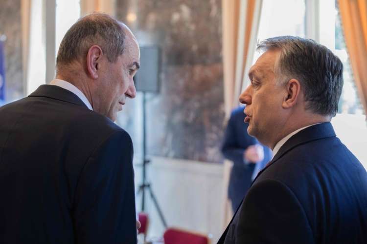 Tudi Viktor Orban vlada z odloki, a je moral za razliko od svojega političnega zaveznika iz Slovenije po dovoljenje v parlament.