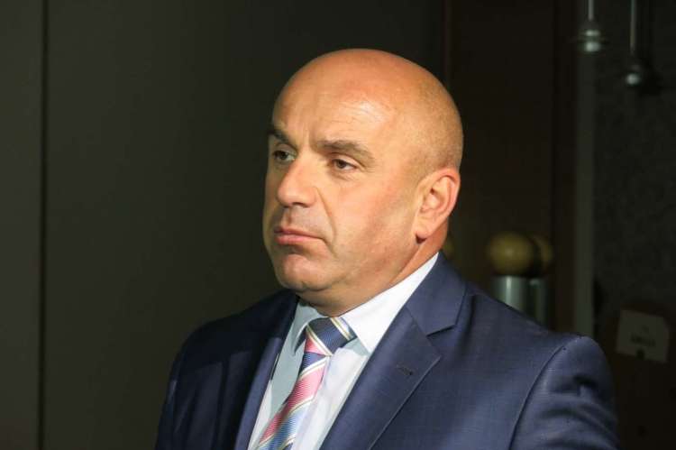 Marjan Hribar, ki je v Janšev kabinet pripeljal Petrosa Stathisa, je dolgoletni vidni član SDS. V zadnjih mesecih je prevzel več pomembnih položajev v državnem gospodarstvu.