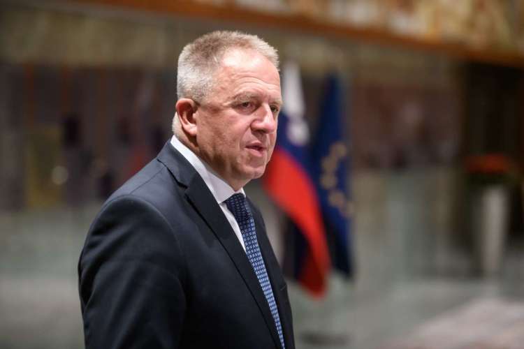 "Poslanska skupina je soglasno odločila, da ne bo podprla Erjavčeve kandidature za mandatarja," je danes sporočil Zdravko Počivalšek. To pomeni, da lahko Erjavec pri oblikovanju večine v najboljšem primeru računa le na posamezne poslance SMC.