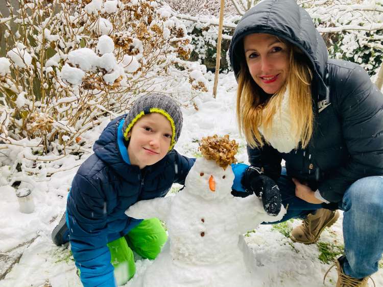 Eva Hren s svojim sinom uživa v zimskih radostih