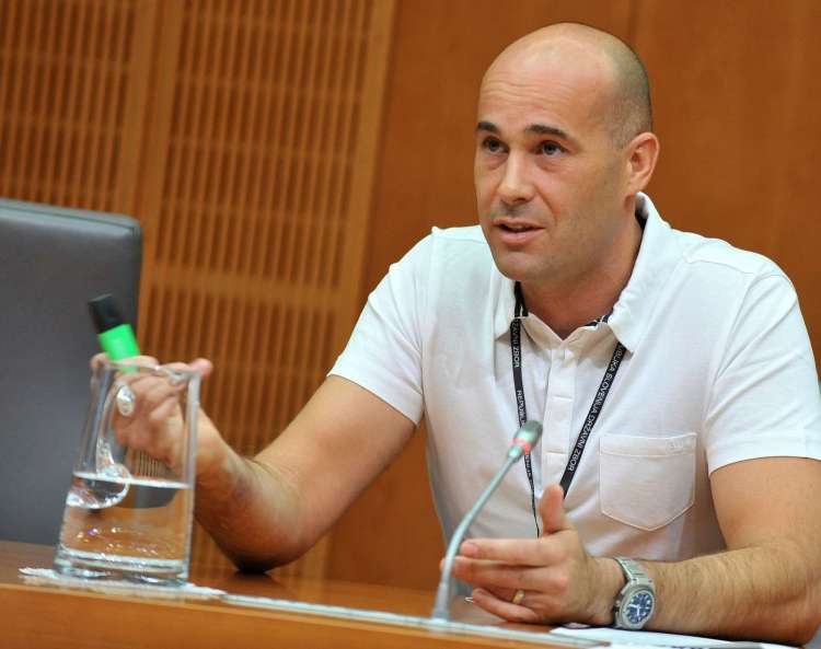 Da je izbira Strabaga želja SDS, naj bi posameznim vodilnim v Intereuropi v zadnjih mesecih sporočilo več ljudi iz krogov vladajoče stranke. Tudi Darko Njavro.