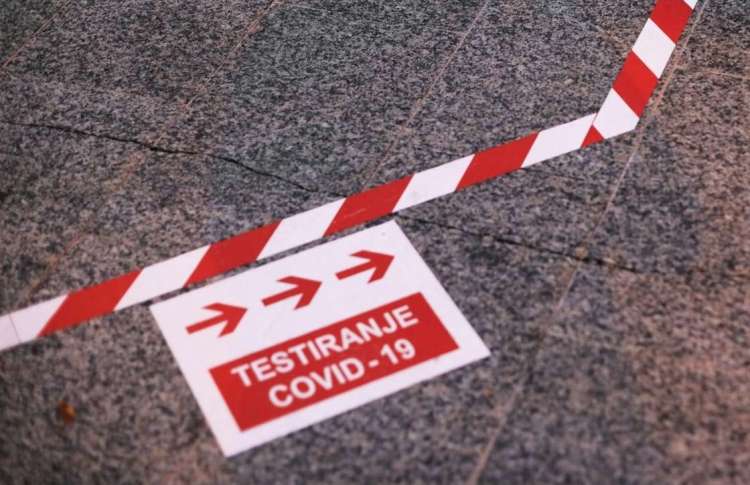 Množično testiranje prebivalstva spremljajo številni zapleti. Danes bi se moralo v Ljubljani začeti poskusno testiranje, a ga je ministrstvo za zdravje preložilo na jutri. Uradno zato, ker "potekajo določena strokovna usklajevanja, tudi o dodatnih lokacijah poskusnega testiranja". Dejansko bodo šele danes prejeli prvo pošiljko hitrih testov.