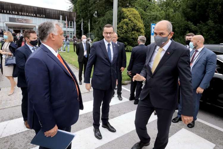 Janez Janša v družbi političnih zaveznikov in somišljenikov. Levo madžarski premier Viktor Orban, v sredini predsednik poljske vlade Mateusz Morawiecki.