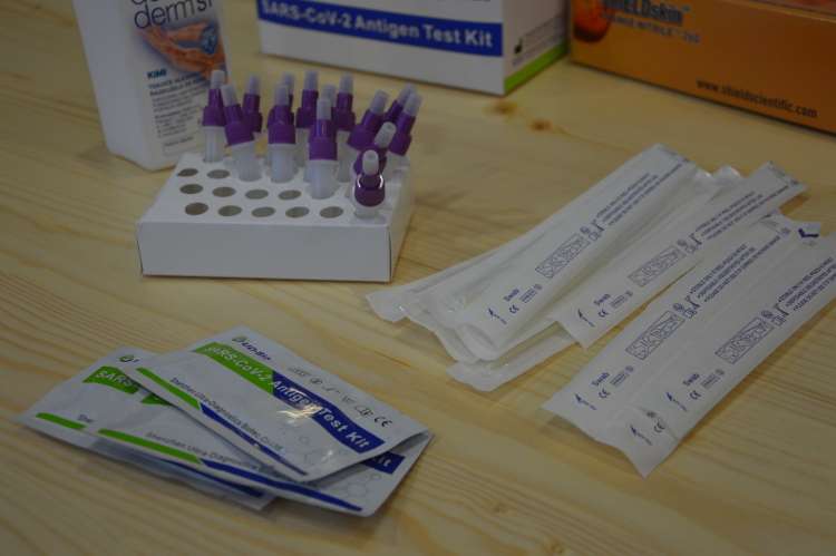 Država je od podjetja Majbert Pharm kupila za milijon evrov hitrih testov. Ti so bili neprimerljivo cenejši od konkurence, vendar se od samega začetka pojavljajo očitki o njihovi nezanesljivosti.