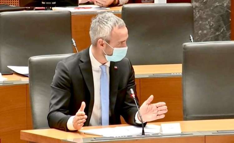 Ministrstvo pod vodstvom Janeza Cigler Kralja se je odpovedalo milijonu evrov sredstev, ki so bila prvotno namenjena nevladnim organizacijam.