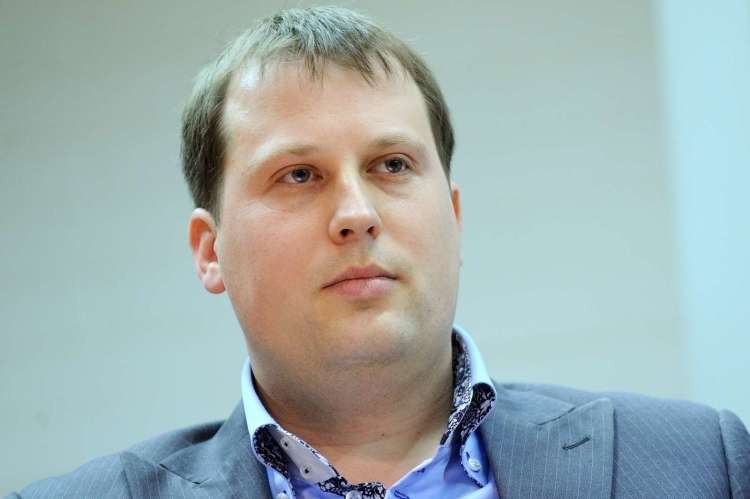 "Medijski vihar je posledica dejstva, da je v Sloveniji povsem samoumevno, da javni denar za izvajanje programov na socialnem področju lahko dobijo le levičarske nevladne organizacije. (...) Bog ne daj, da bi kakšen družbeno koristen projekt, tudi s podporo javnega denarja, poleg njih izvajala še kakšna organizacija z drugačnim pristopom in vrednotami, še posebej ne krščanska, oziroma katoliška!" je včeraj na portalu Domovina.je zapisal direktor Zavoda Iskreni Igor Vovk.