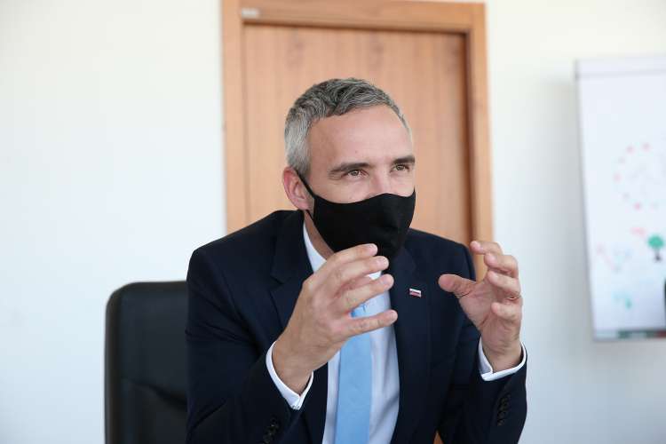 Minister za delo, družino, socialne zadeve in enake možnosti Janez Cigler Kralj iz stranke NSi je dodelil več kot 130.000 evrov denarja zasebnemu Zavodu Iskreni, v katerem je bil dolga leta eden od ustanoviteljev.