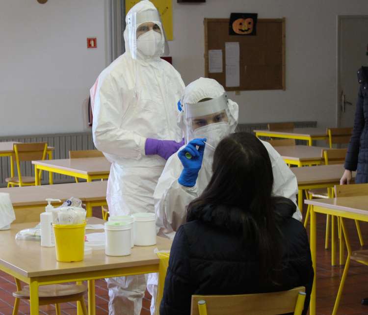 Dokazano nezanesljivi hitri testi, s katerimi država že mesec dni množično testira prebivalstvo, izkrivljajo sliko epidemije.