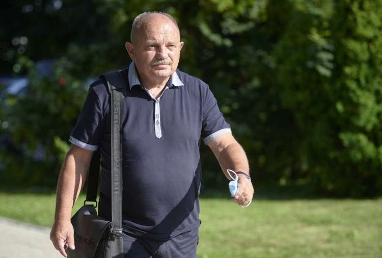 Branko Simonovič izpolnjuje pogoje za upokojitev, zato je ob plači upravičen do izplačila štiridesetih odstotkov starostne pokojnine.