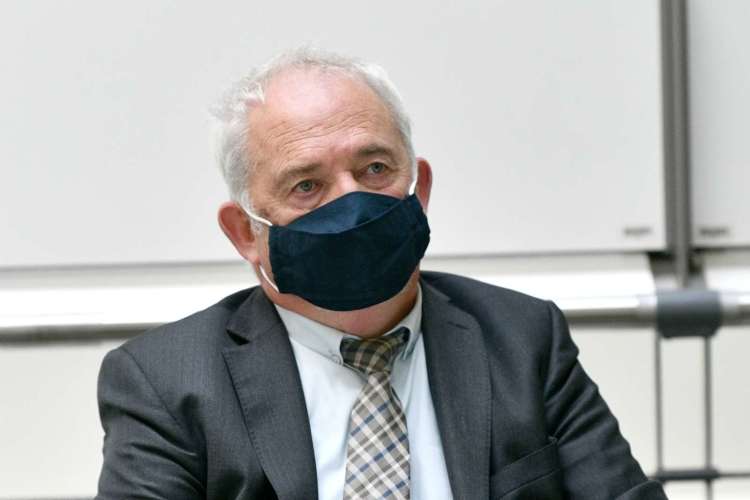 Na ZZZS, ki ga bo še dva tedna vodil Marjan Sušelj, opozarjajo, da bolnišnice za zdravljenje covid bolnikov prejmejo preveč denarja.