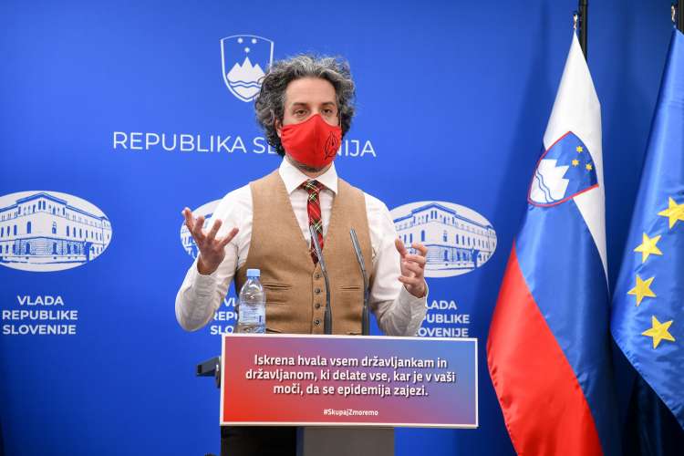 Mario Fafangel je pred odstopom javno izrazil nezadovoljstvo z izpeljavo zadnjega zaprtja javnega življenja. Kritičen je bil tudi do tega, ker ni bilo polnih nadomestil za odsotnost z dela, zaradi česar so ljudje kljub okužbam hodili na delo, tistim v tesnih stikih z njimi pa se ni odrejalo karanten.