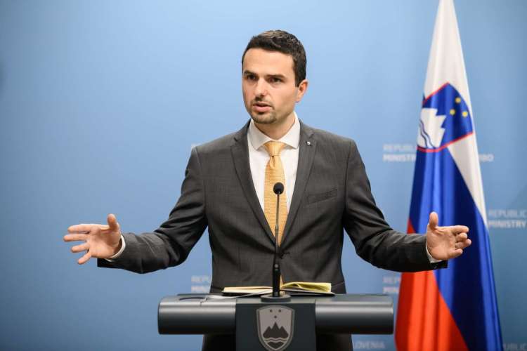 Od "trdne večine", o kateri je pred meseci govoril prvak NSi in minister za obrambo Matej Tonin, ni ostalo kaj veliko.