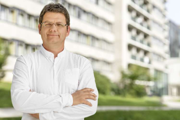 Matjaž Voršič je ob redni službi v UKC Maribor v zadnjih letih pregledoval in operiral še v številnih drugih bolnišnicah, klinikah, zdraviliščih ali zdravstvenih centrih.
