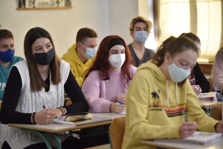dijaki, srednje šole, srednja šola, zaščitna maska