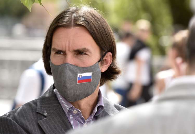 Uroš Urbanija je v resnici del širšega problema, ki ga ima Slovenija kot država in družba – popolnega osipa vseh standardov spodobnega. Urbanija tako ni bolezen, ampak le njen simptom.