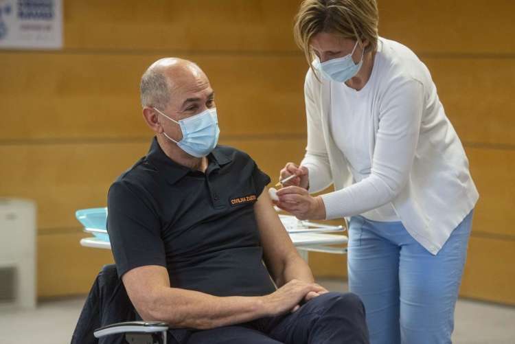 Slovenija je med državami Evropske unije, kjer ljudje najmanj zaupajo ne le vladi, ampak tudi cepljenju. To je eden glavnih razlogov, zakaj se zanimanje za cepljenje zmanjšuje.