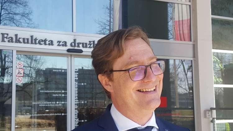 Presenečen sem, ko Kočevje dobi očitek, da je bilo cepljenih preveč ljudi. Ali niso to državljanke in državljani Republike Slovenije?" se sprašuje Vladimir Prebilič, župan občine, ki je do zdaj cepila največji delež prebivalstva.