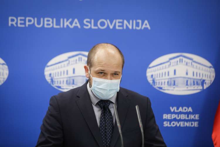 Minister za zdravje Janez Poklukar je že v začetku tega meseca predlagal zamenjavo članov sveta UKC Maribor, a tega vlada ni uvrstila na dnevni red.