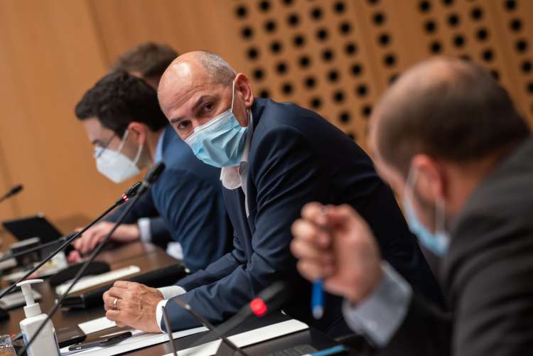 Pri sprejemanju in odpravljanju ukrepov ni več mogoče najti osnovne racionalne razlage. Vse je pomešano s političnimi ali celo osebnimi obračuni s posamezniki ali družbenimi skupinami.