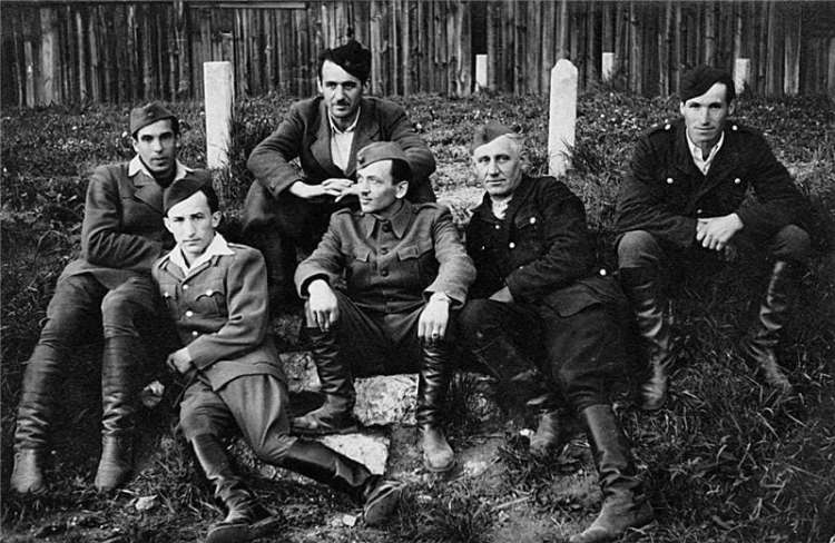 Junaki akcije Stari pisker po osvoboditvi. Od leve proti desni: Riko Presinger - Žarko, Ivan Grobelnik - Ivo, Ivan Grad, Martin Klančišar - Nande, Jože Zelinka - Očka in Dominik Lebič - Boris. Manjka Jože Gaber - Brus.