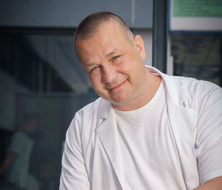 Janez Ravnik, predstojnik oddelka za nevrokirurgijo UKC Maribor in Voršičev nadrejeni, poudarja, da so za mnenje konzilija o operaciji v tujini potrebni podpisi vsaj treh zdravnikov. Med njimi ne sme biti tistega, ki bo dejansko opravil operacijo.