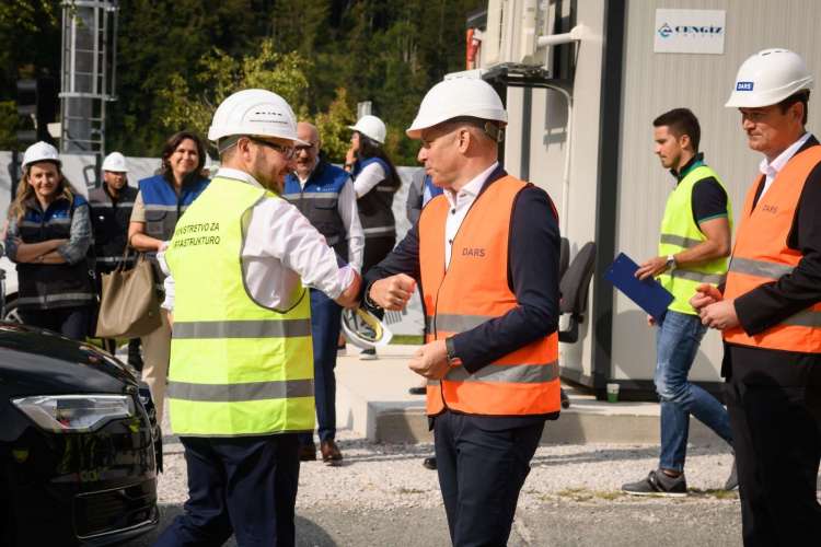 Minister za infrastrukturo Jernej Vrtovec in predsednik uprave Darsa Valentin Hajdinjak.