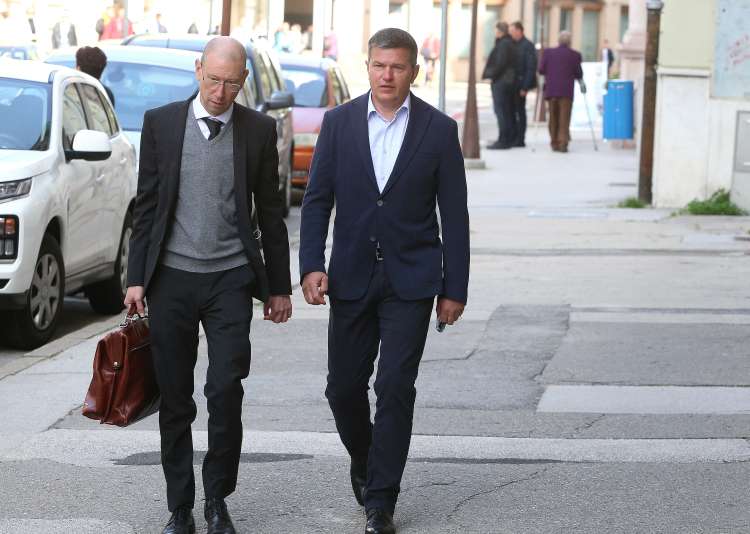 Kriminalisti sumijo, da je 2,4 milijona evrov denarja iz posla z Rudisom končalo pri Urošu Rotniku (desno, ob njem njegov donedavni zagovornik Mitja Jelenič Novak).