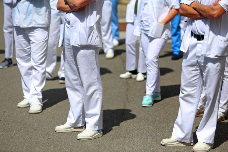 Če zdravniki ne bodo dobili višjih plač, se bodo po Kuštrinovih besedah "v ne tako zelo oddaljeni prihodnosti najverjetneje zapirale bolnišnice in tudi zdravstveni domovi. Ne vemo, kdo bo oskrboval paciente".