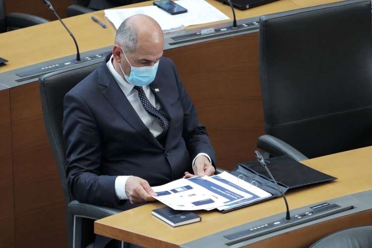 Je Janez Janša vnaprej računal, da dogovora s sindikati ne bo? Resolucija, ki jo je SDS pripravila za junijski kongres, namreč govori o "starorežimskih sindikatih" in njihovi vlogi pri rušenju vlade. Stranka jo je pripravljala prav v času zaključnih pogajanj med vlado in sindikati.