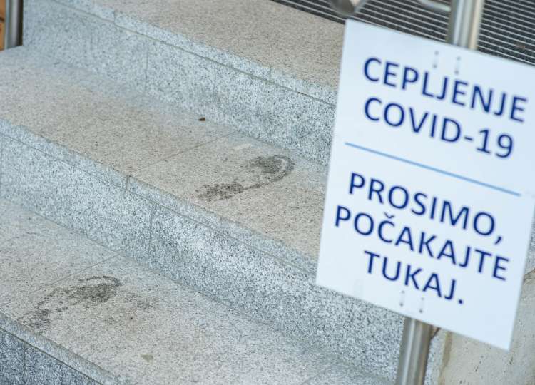V Sloveniji je posvetovalna skupina prvič o cepivu Janssen govorila 22. aprila. Ocenila je, da se cepivo lahko uporablja za cepljenje oseb, starih 18 let in več