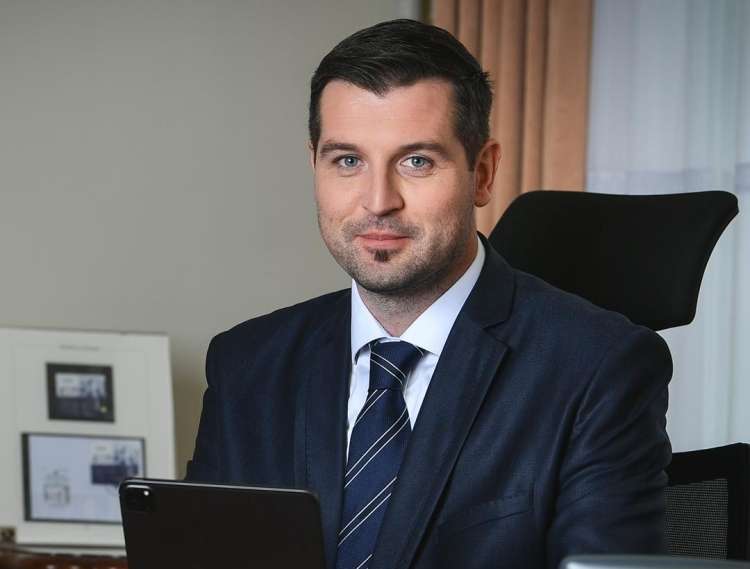 33-letni Tomaž Kokot je popoln neznanec v gospodarskih krogih. Velikega podjetja nikoli ni videl od znotraj. Kljub temu so ga imenovali za šefa državnega podjetja z več kot 6000 zaposlenimi.