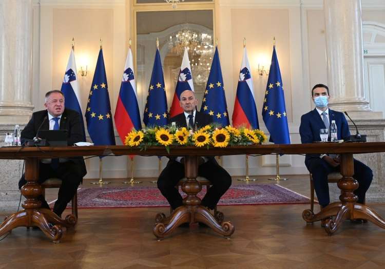 Predsedniki koalicijskih strank so zagotovili, da ne bo obveznega cepljenja proti covid-19.