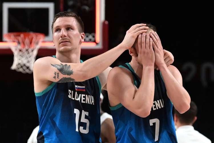 Blokada Nicolasa Batuma je preprečila zmagoviti koš Klemna Prepeliča (desno) za finale olimpijskih iger. Pred tem je prav Prepelič Slovenijo vrnil v igro s trojko in izsiljeno peto osebno napako Evana Fournierja.