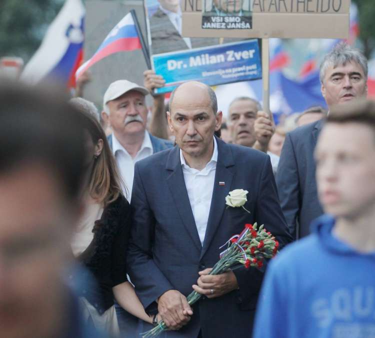 Kuverto z denarjem naj bi Janševa soproga po Turkovih navedbah prejela dvanajst dni pred odhodom prvaka SDS na prestajanje zaporne kazni na Dob. Te trditve je Turk pozneje ponovil tudi na družbenem omrežju Twitter.