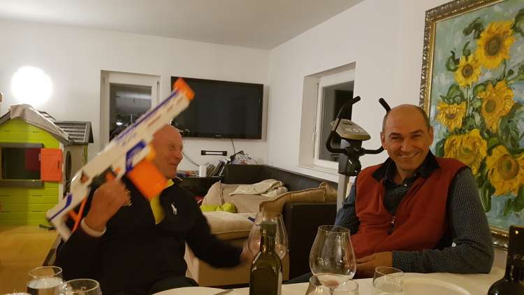 "Seveda so barantali z orožjem, ampak s tem se ni nihče osebno okoristil. Tako je bilo kot v vsaki vojni," je Božo Dimnik dejal pred leti, ko je zatrjeval, da v Sloveniji ni bilo nobene orožarske afere. V čas osamosvajanja sega tudi njegovo prijateljstvo z Janšo.