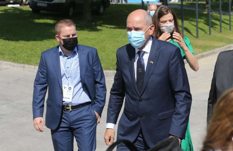 Tomaž Kokot velja za kader skupine okrog vplivnega generalnega sekretarja SDS Boruta Dolanca (levo).