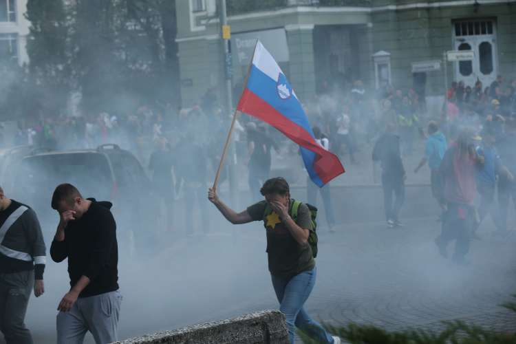Med protesti v začetku oktobra so policiji številni očitali prekomerno uporabo solzivca in drugih prisilnih sredstev.