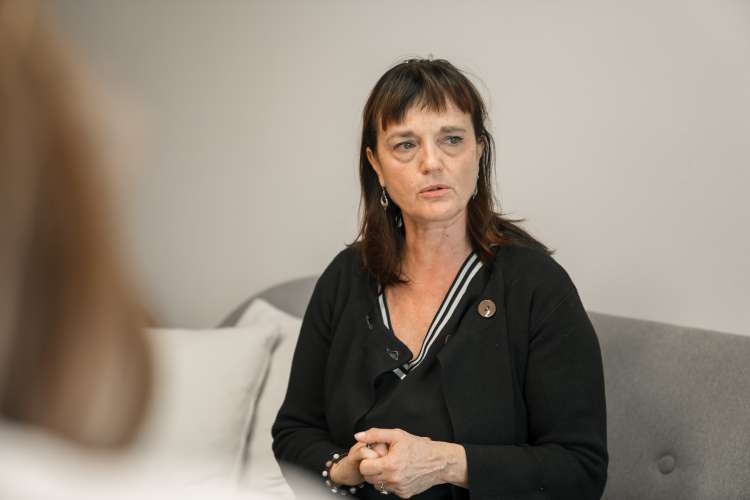 "Dogajale so se čudne stvari. V času epidemije smo morali preverjati tudi teste za sledenje različic s Slovaške. Rečeno nam je bilo, da jih je od tam prinesel predsednik vlade osebno in da jih moramo takoj uporabiti v laboratoriju," je o dogajanju na NLZOH v času epidemije covid-19 razlagala dr. Metka Paragi.