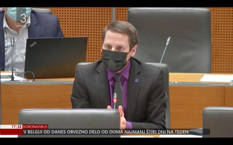 Jure Ferjan, član stranke, ki pritiska na sodnike, in branilec pravosodnega ministra v kazenskem postopku, je pokazal svoj omalovažujoč odnos do ustave.