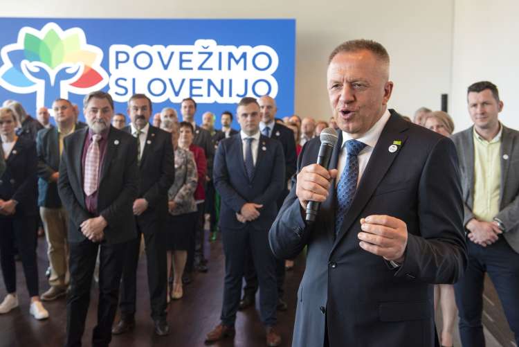 Zdravko Počivalšek je svoji stranki Povežimo Slovenijo napovedoval odličen rezultat in preboj v državni zbor. Na koncu ni presegla štiriodstotnega praga.