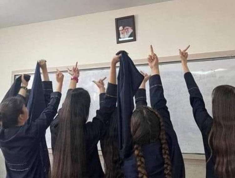Protest iranskih šolark - v učilnici so si odkrile glave in kazale sredinec portretu ajatole Hameneja.