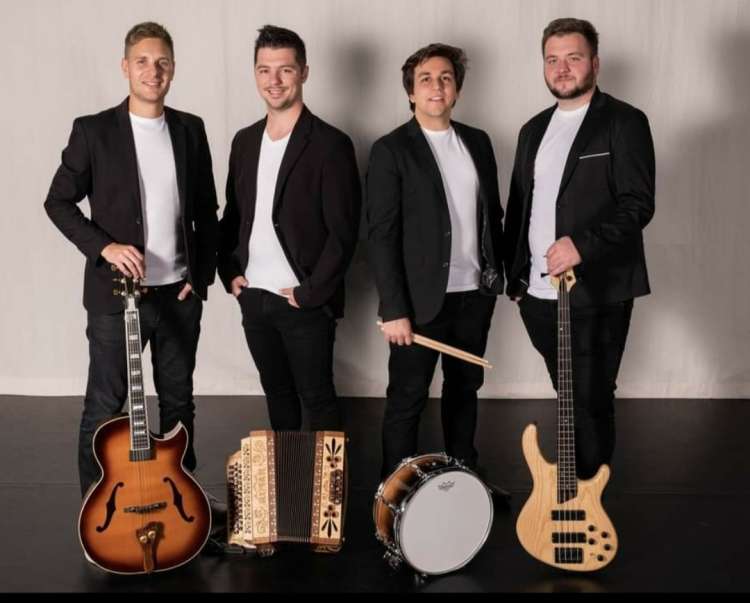 Ansambel Zadetek; Luka (kitara), Sani (bobni), Matic (harmonika), Sebastijan (bas)