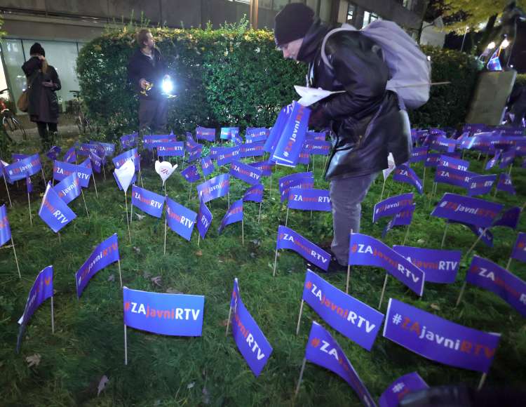 V tem trenutku je našemu javnemu servisu treba dati možnost, da bo lahko tudi v prihodnje uresničeval svoje zakonske naloge in poslanstvo. Na fotografiji shod za javno RTV.
