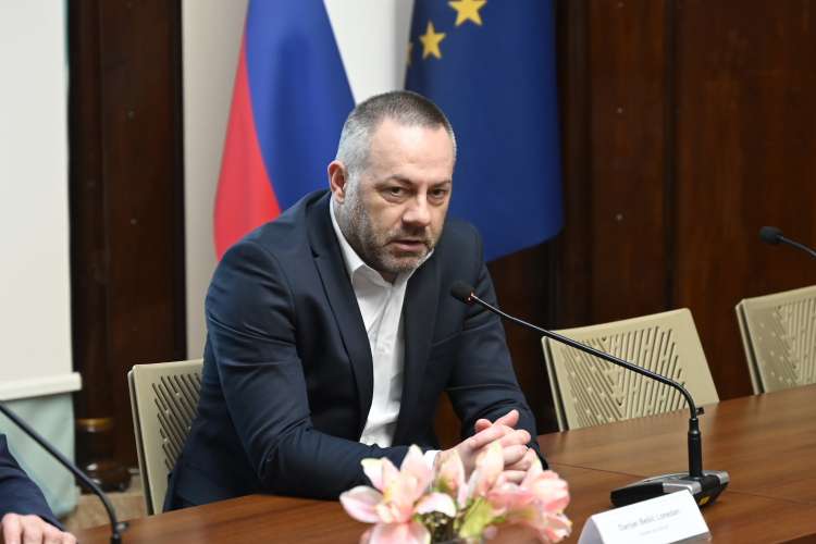 Se bo zdravstveni minister Danijel Bešič Loredan sploh lotil reševanja problema zdravnikov "dvoživk"?