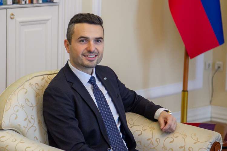 Matej Tonin ugotavlja, da čudni možje na vrtu niso roparji, temveč društvo proti mučenju živali.