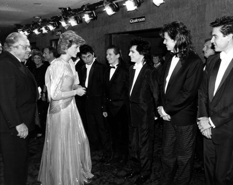 Princesa Diana je bila izjemno popularna, tudi med mladimi. Tu se je srečala s člani takrat izjemno
