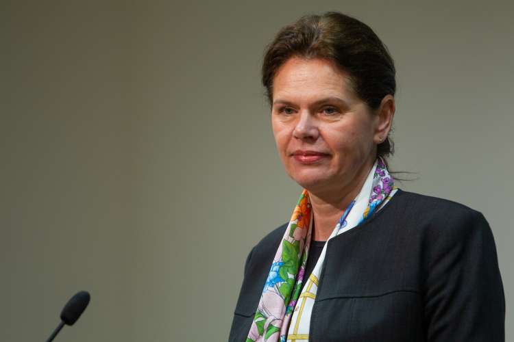Na direkciji, ki sodi pod ministrstvo za infrastrukturo Alenke Bratušek, hitijo z razpisi za izgradnjo železniške infrastrukture. Je res mogoče, da se njihovi projektanti pri ocenah vrednosti projektov zmotijo tudi za 50 odstotkov?